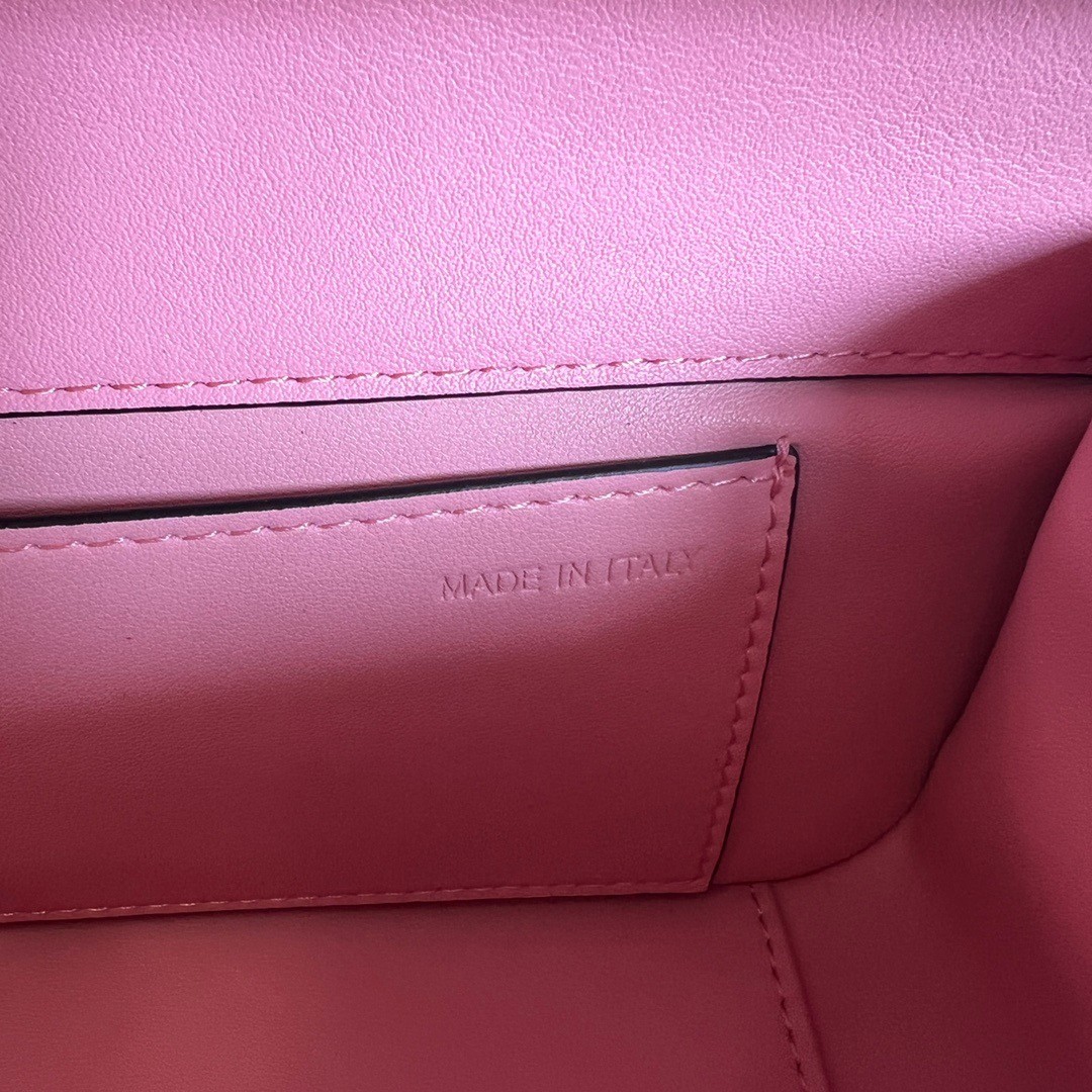 Va1e*ntin0 loco large shoulder bag in pink calfskin