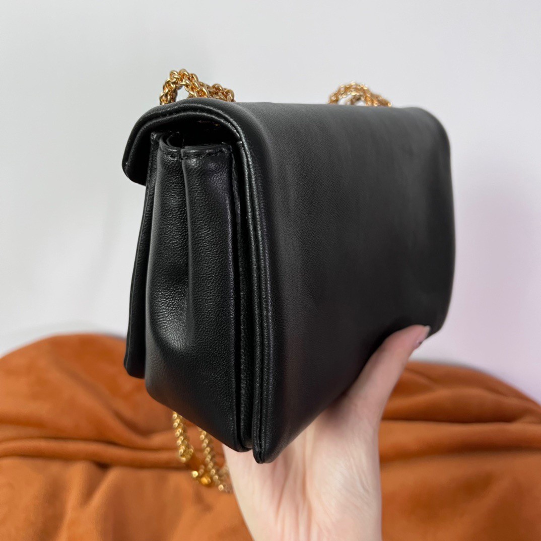 Va1e*ntin0 one stud chain bag in black nappa leather