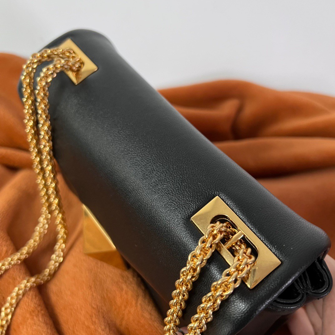 Va1e*ntin0 one stud chain bag in black nappa leather