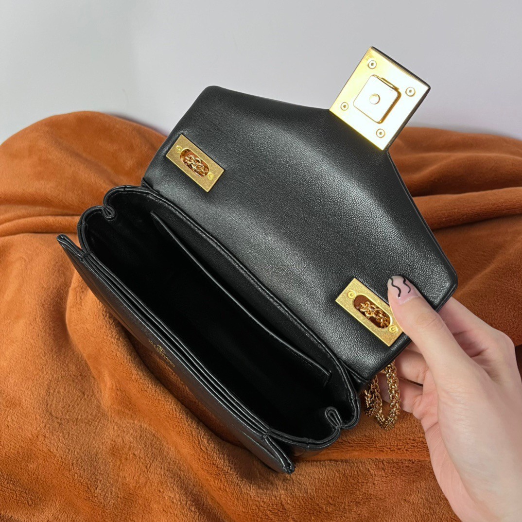 Va1e*ntin0 one stud chain bag in black nappa leather