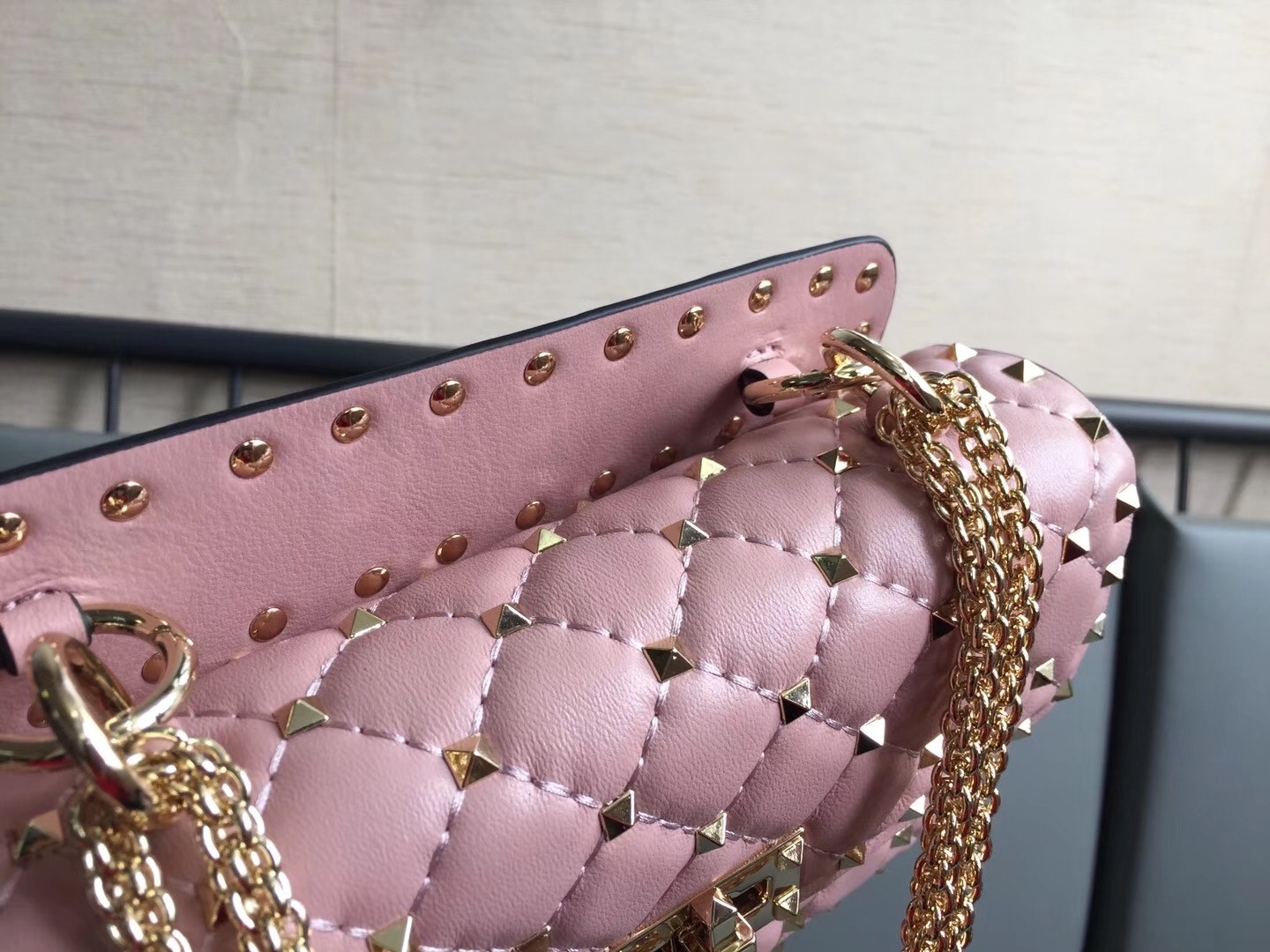 Va1e*ntin0 rockstud spike small bag in poudre lambskin