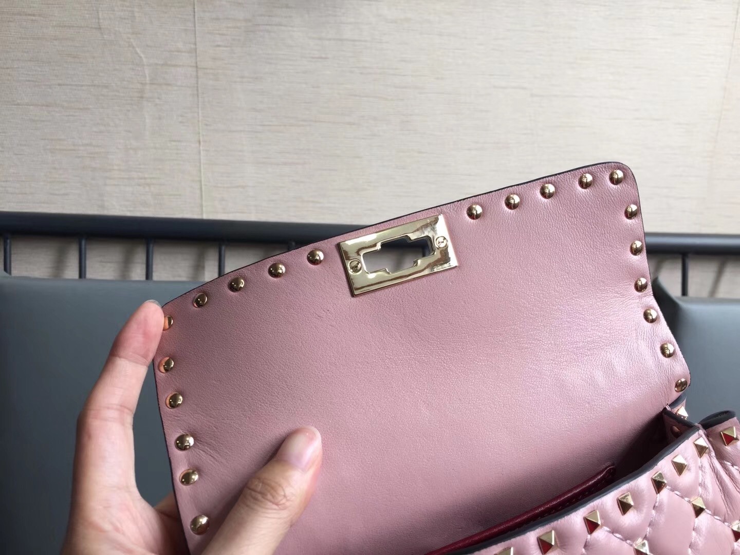 Va1e*ntin0 rockstud spike small bag in poudre lambskin