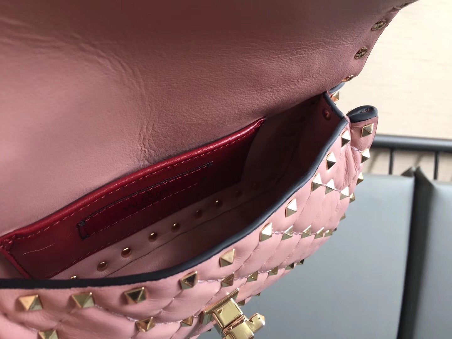 Va1e*ntin0 rockstud spike small bag in poudre lambskin