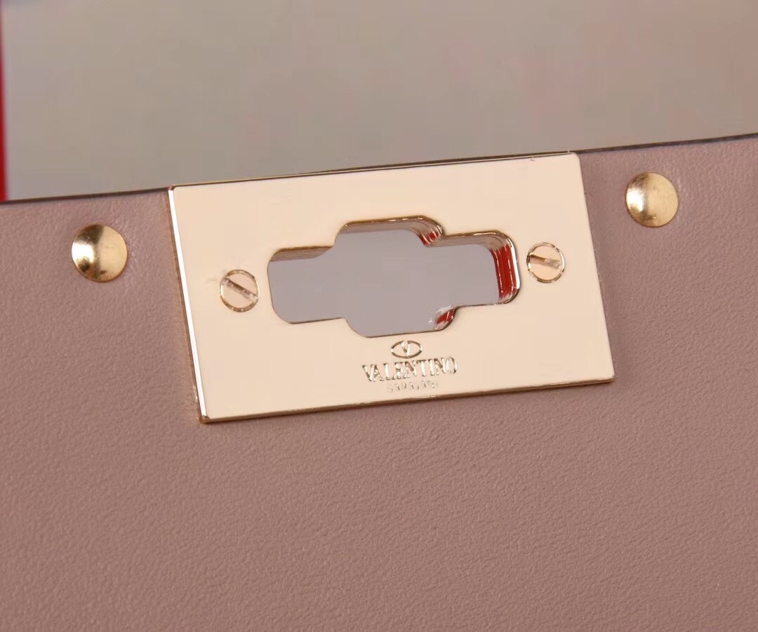 Va1e*ntin0 medium rockstud spike chain nude bag