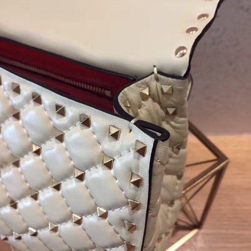 Va1e*ntin0 medium rockstud spike chain white bag