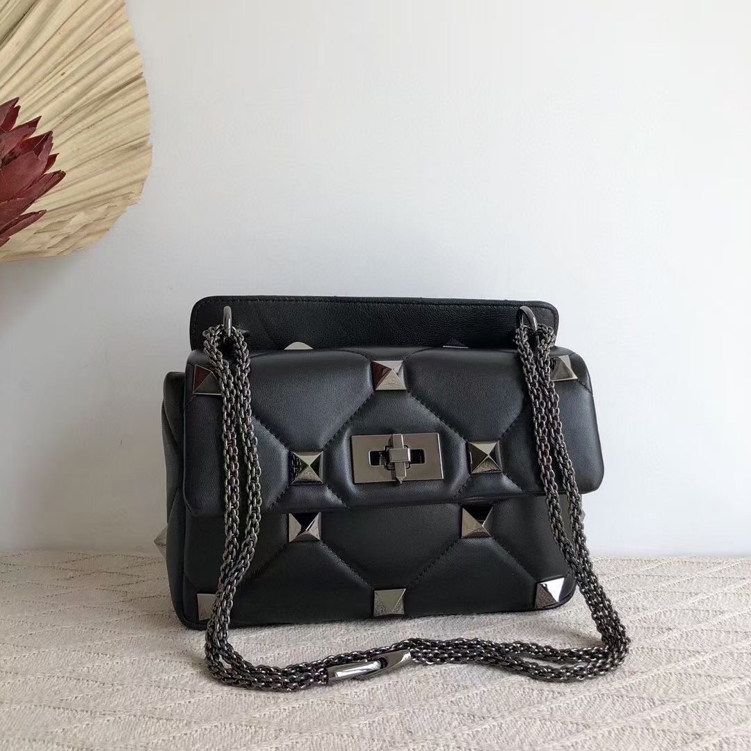 Va1e*ntin0 medium roman stud tonal chain bag in noir nappa