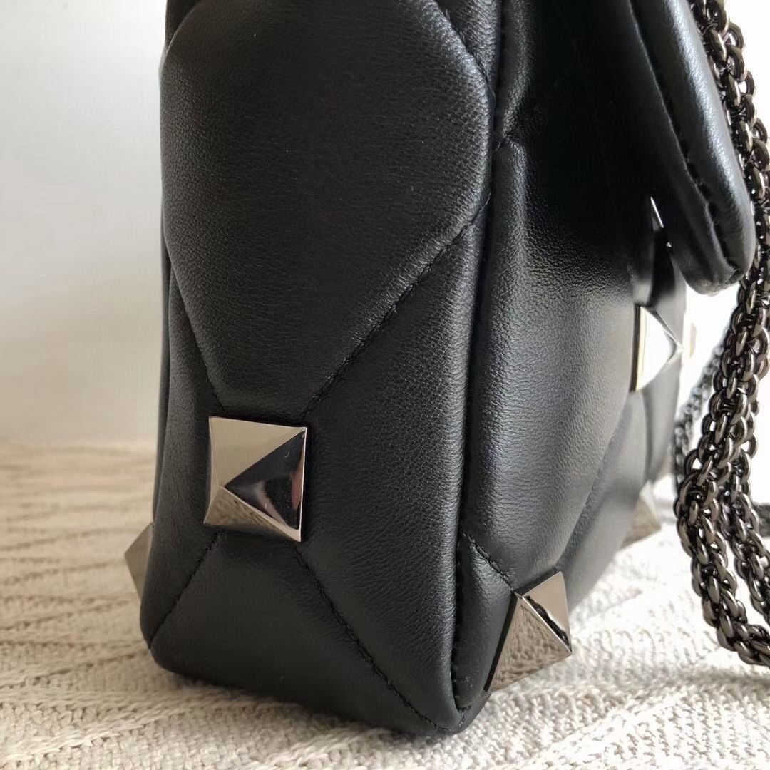 Va1e*ntin0 medium roman stud tonal chain bag in noir nappa