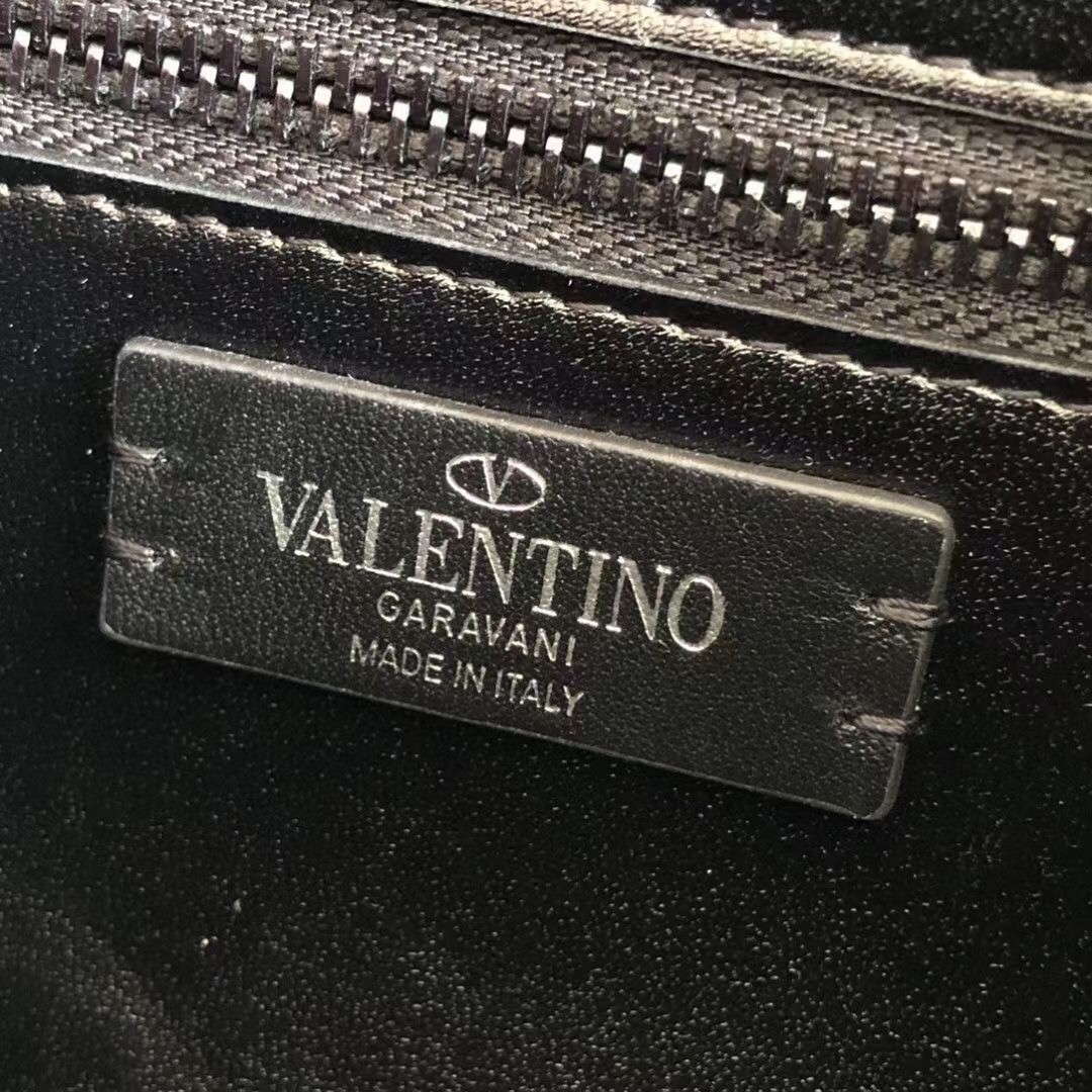 Va1e*ntin0 medium roman stud tonal chain bag in noir nappa