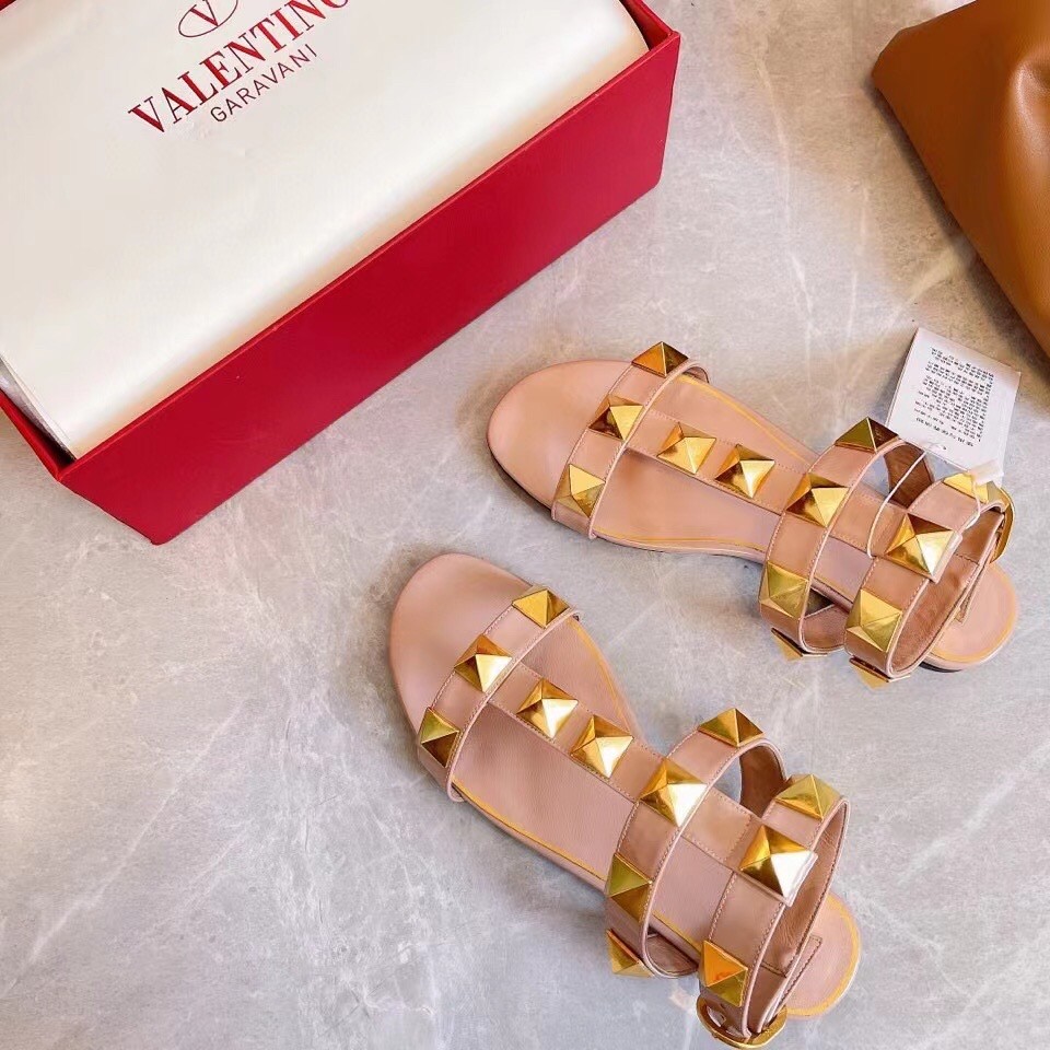Valentino Roman Stud Flat Sandals In Beige Calfskin