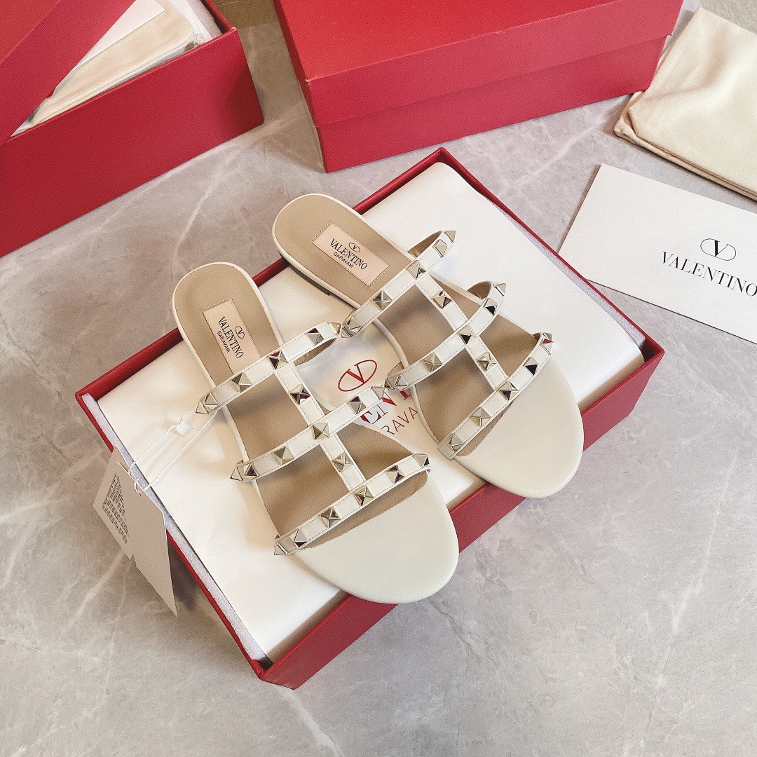 Valentino Garavani Rockstud Flat Sandals In White Calfskin