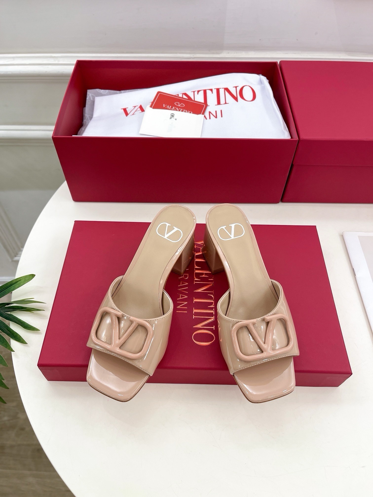 Va1e*ntin0 vlogo slide sandals 60mm in rose cannelle patent leather