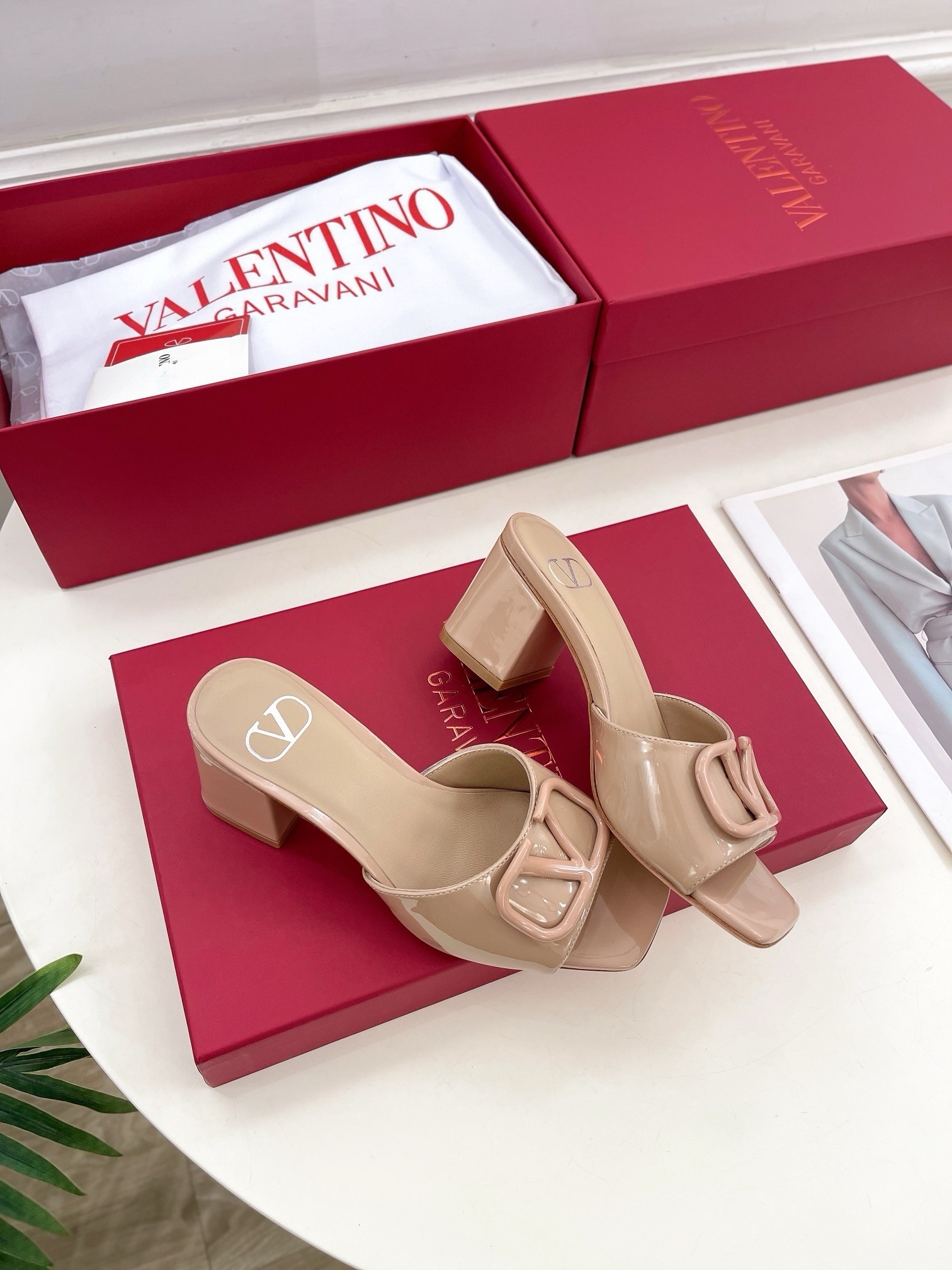 Va1e*ntin0 vlogo slide sandals 60mm in rose cannelle patent leather