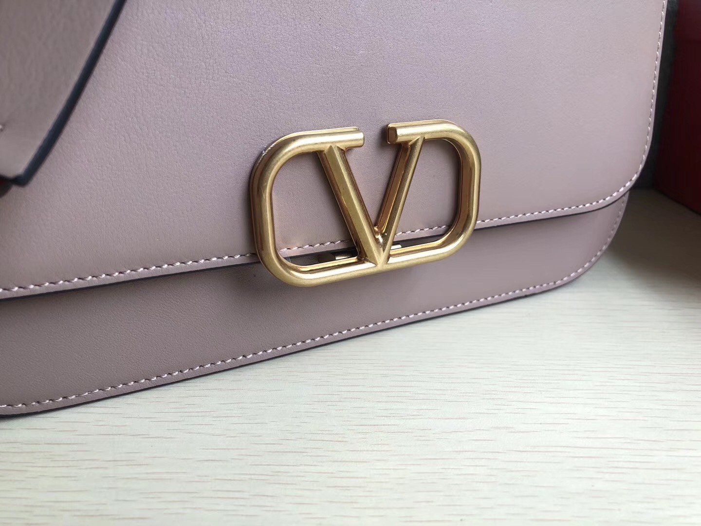 Va1e*ntin0 medium vlock shoulder bag in poudre calfskin