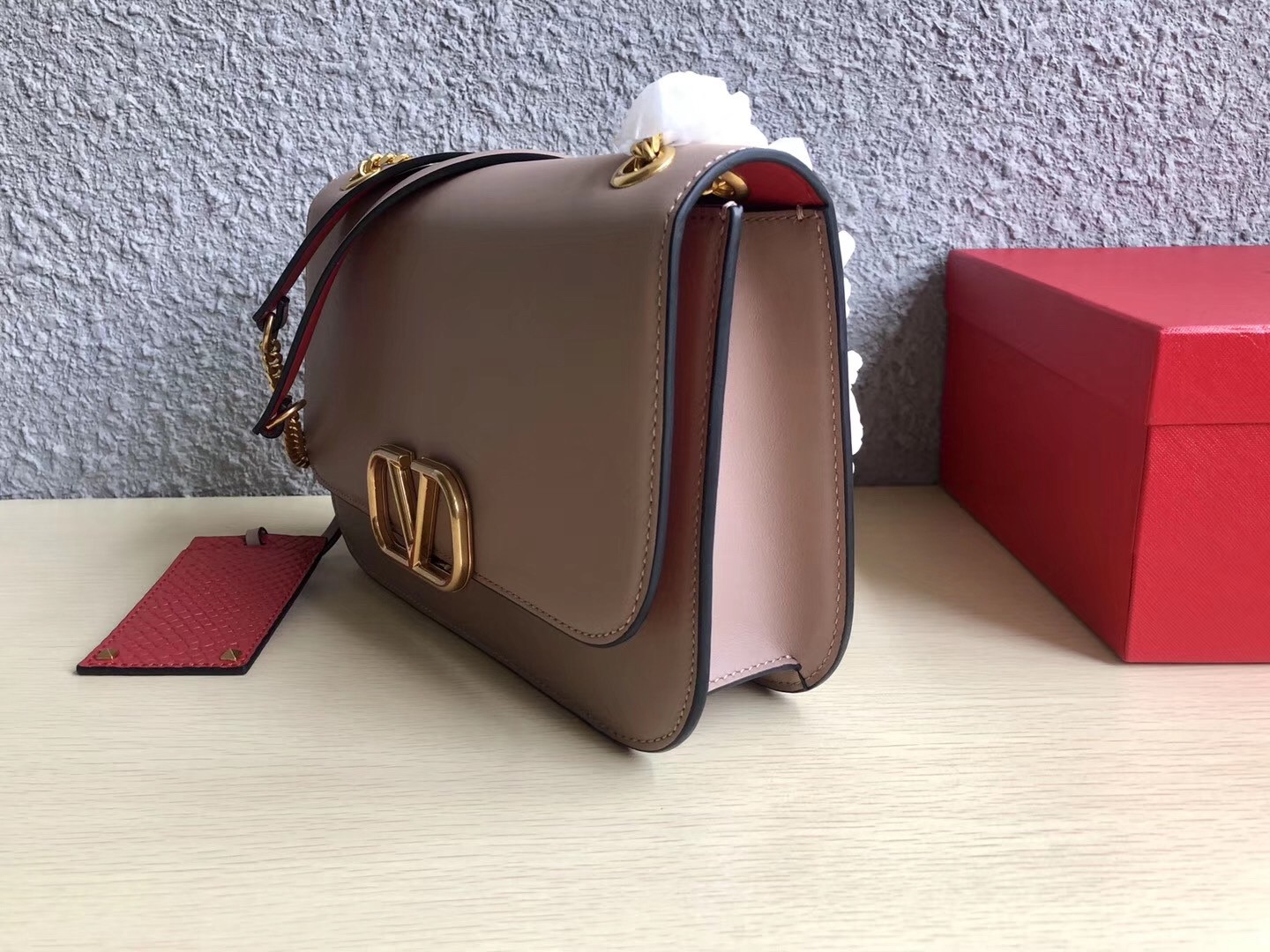 Va1e*ntin0 medium vlock shoulder bag in poudre calfskin