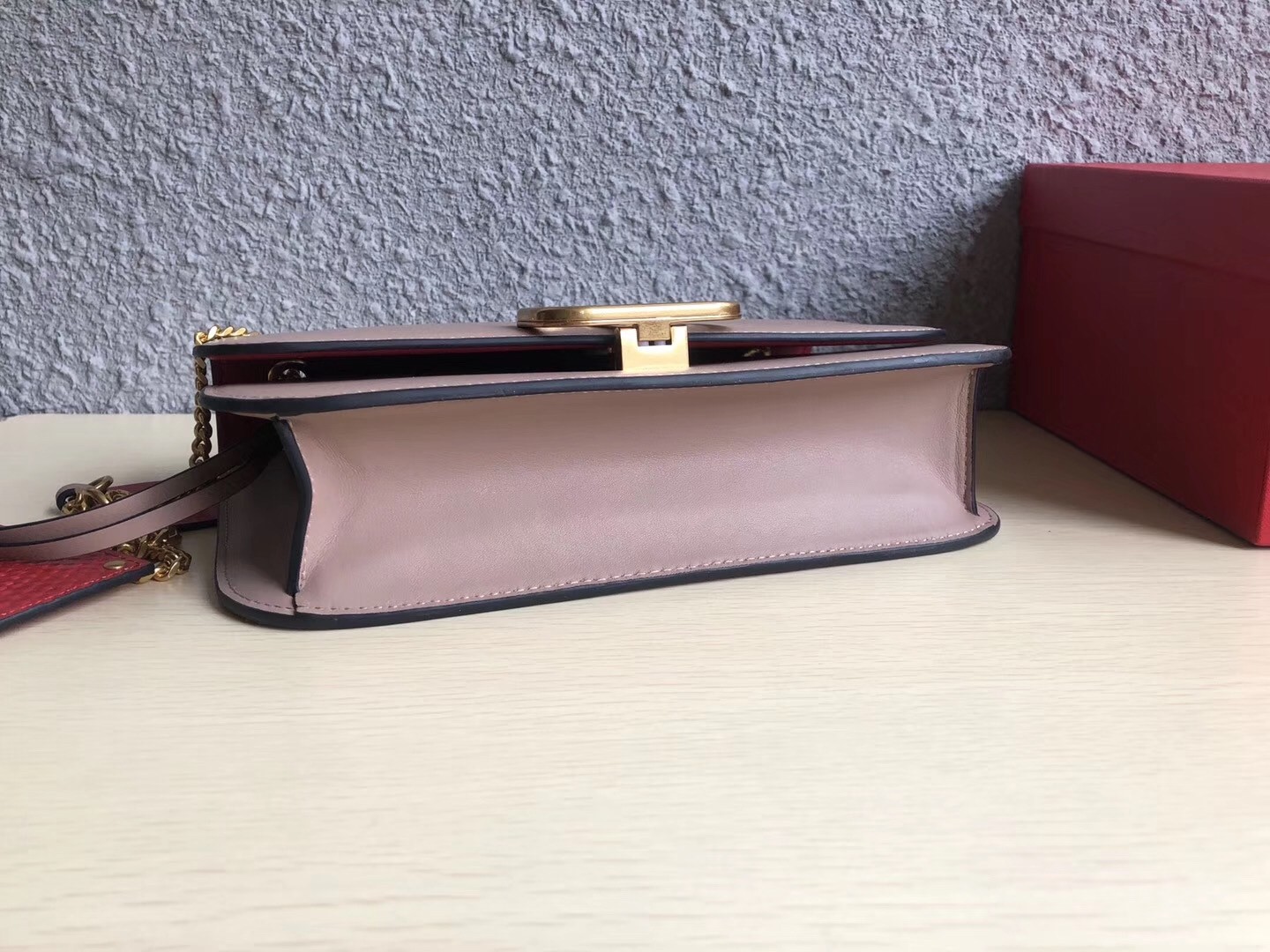 Va1e*ntin0 medium vlock shoulder bag in poudre calfskin