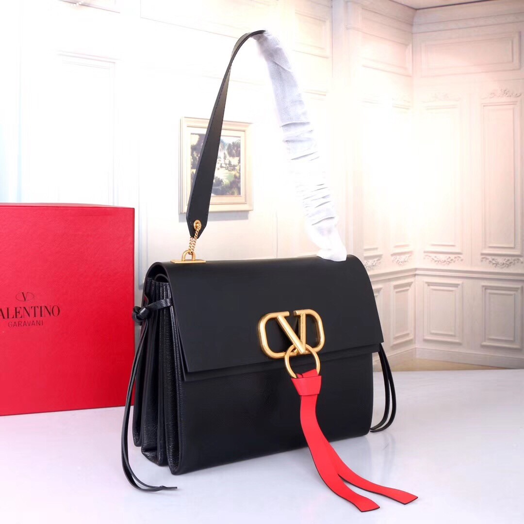 Va1e*ntin0 garavani black medium vring shoulder bag
