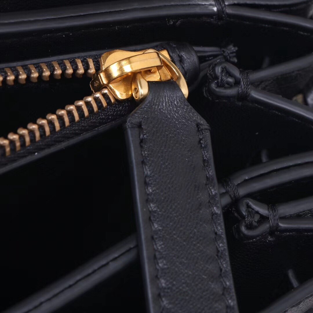 Va1e*ntin0 garavani black medium vring shoulder bag