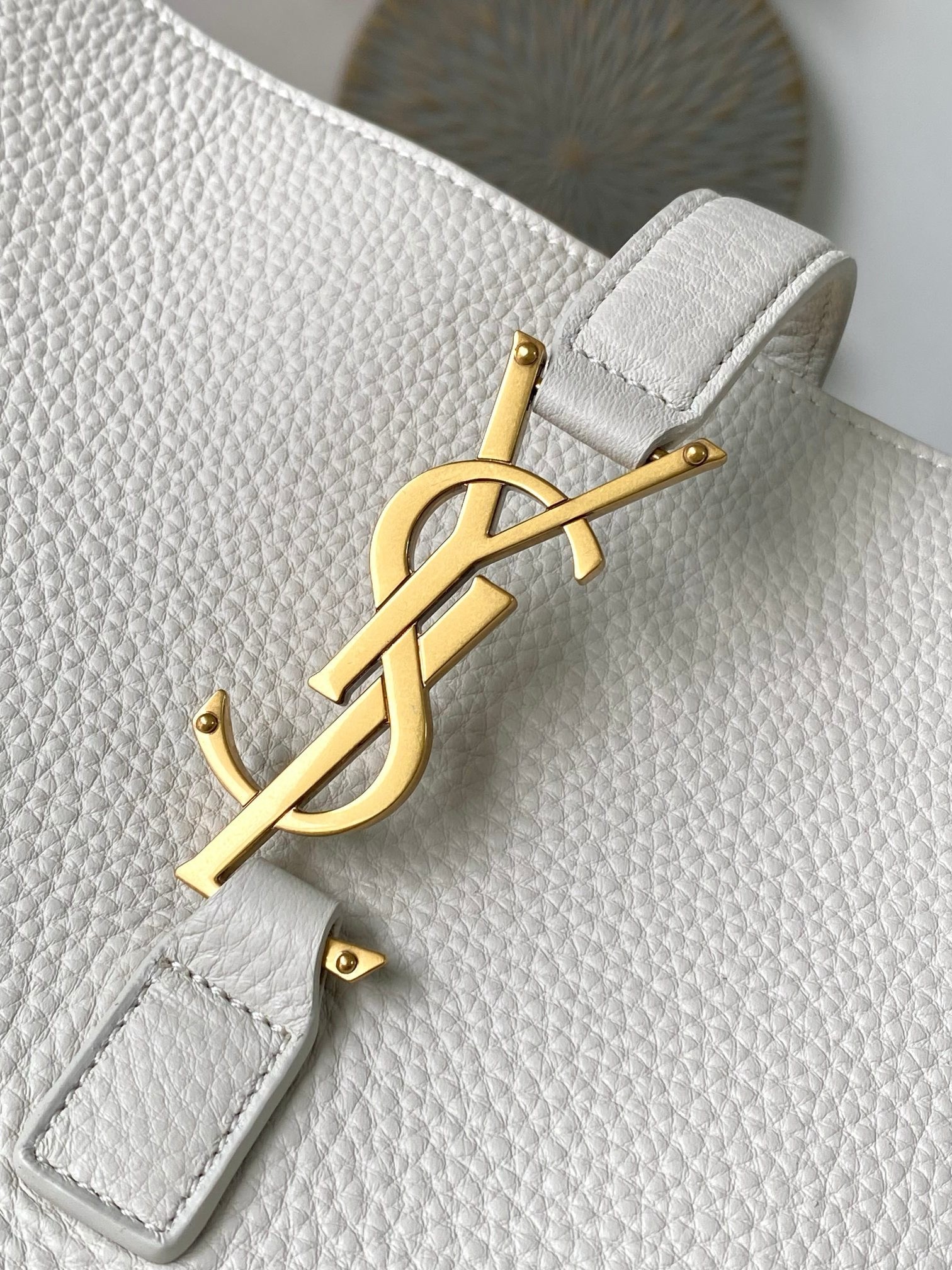 Sa**t Lau*nt le 5 a 7 bea tote bag in white grained leather