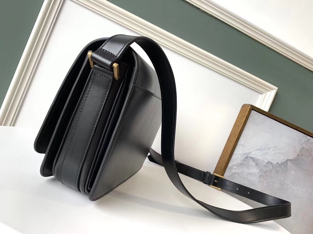 Sa**t Lau*nt le 61 medium saddle bag in black leather