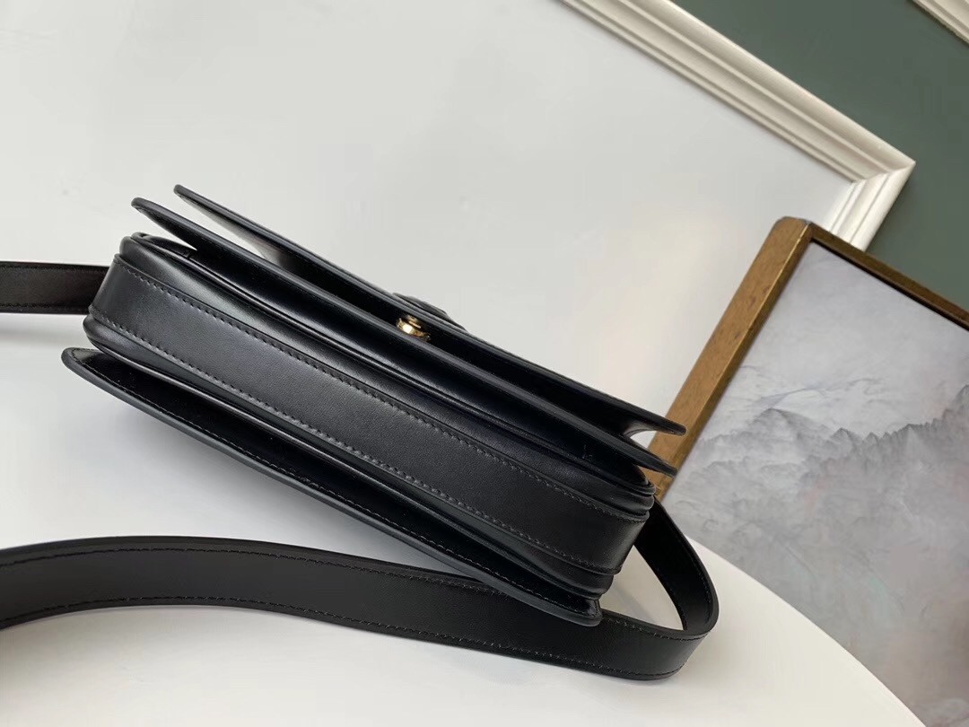 Sa**t Lau*nt le 61 medium saddle bag in black leather