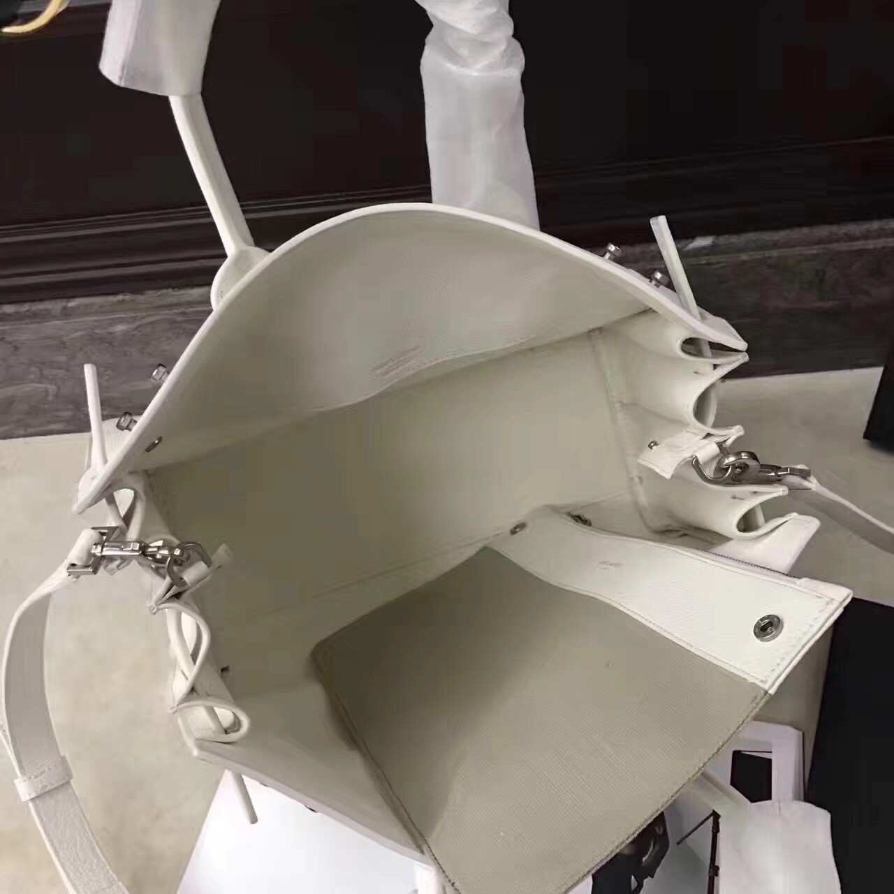 Sa**t Lau*nt small sac de jour souple bag in white grained leather