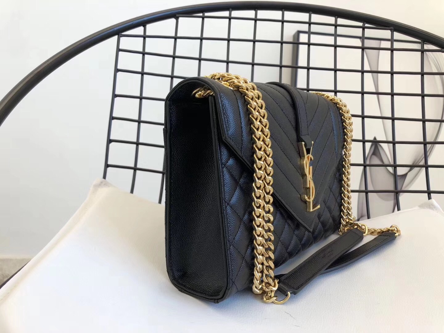 Sa**t Lau*nt medium envelope bag in black grained leather