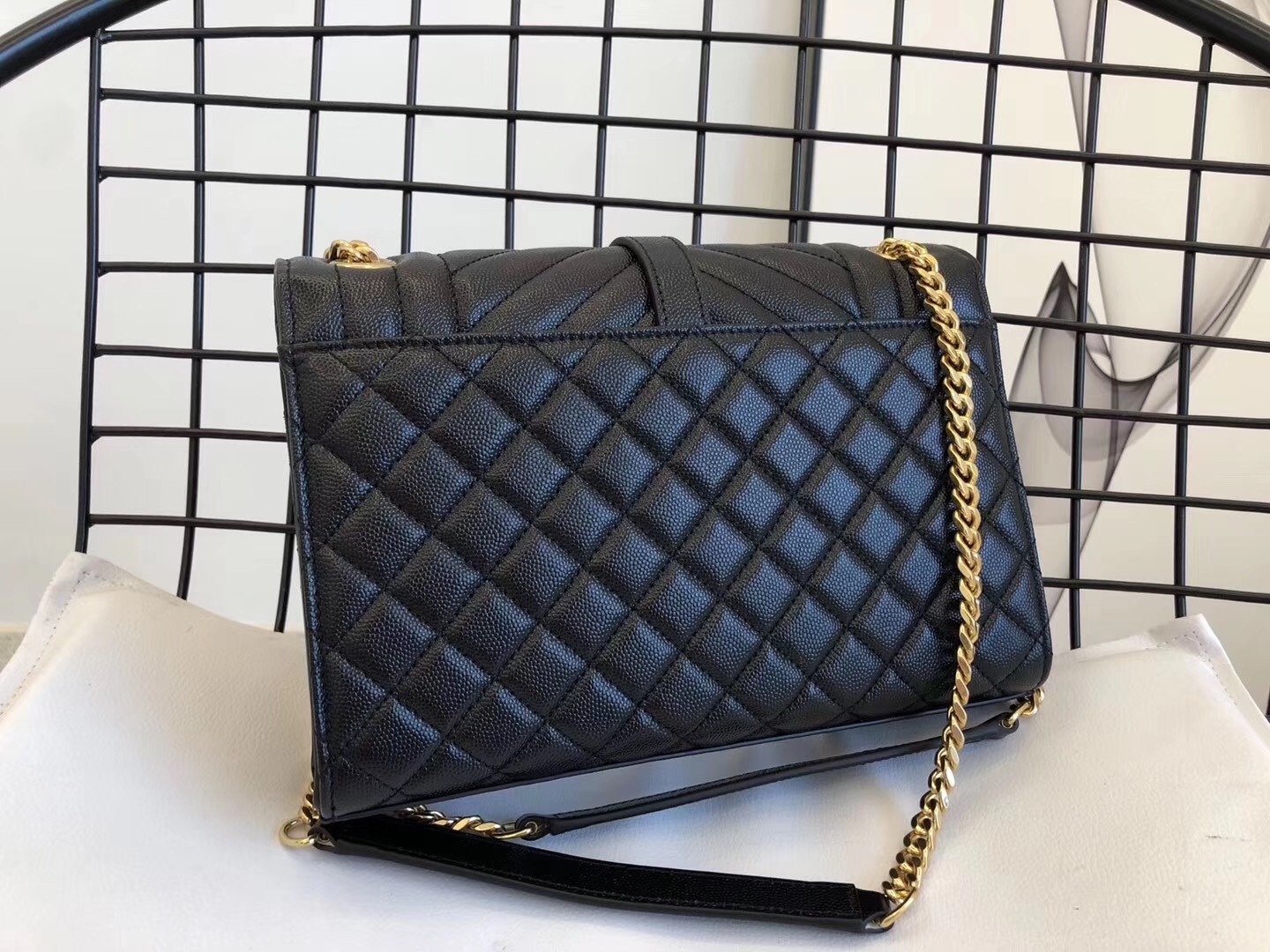 Sa**t Lau*nt medium envelope bag in black grained leather