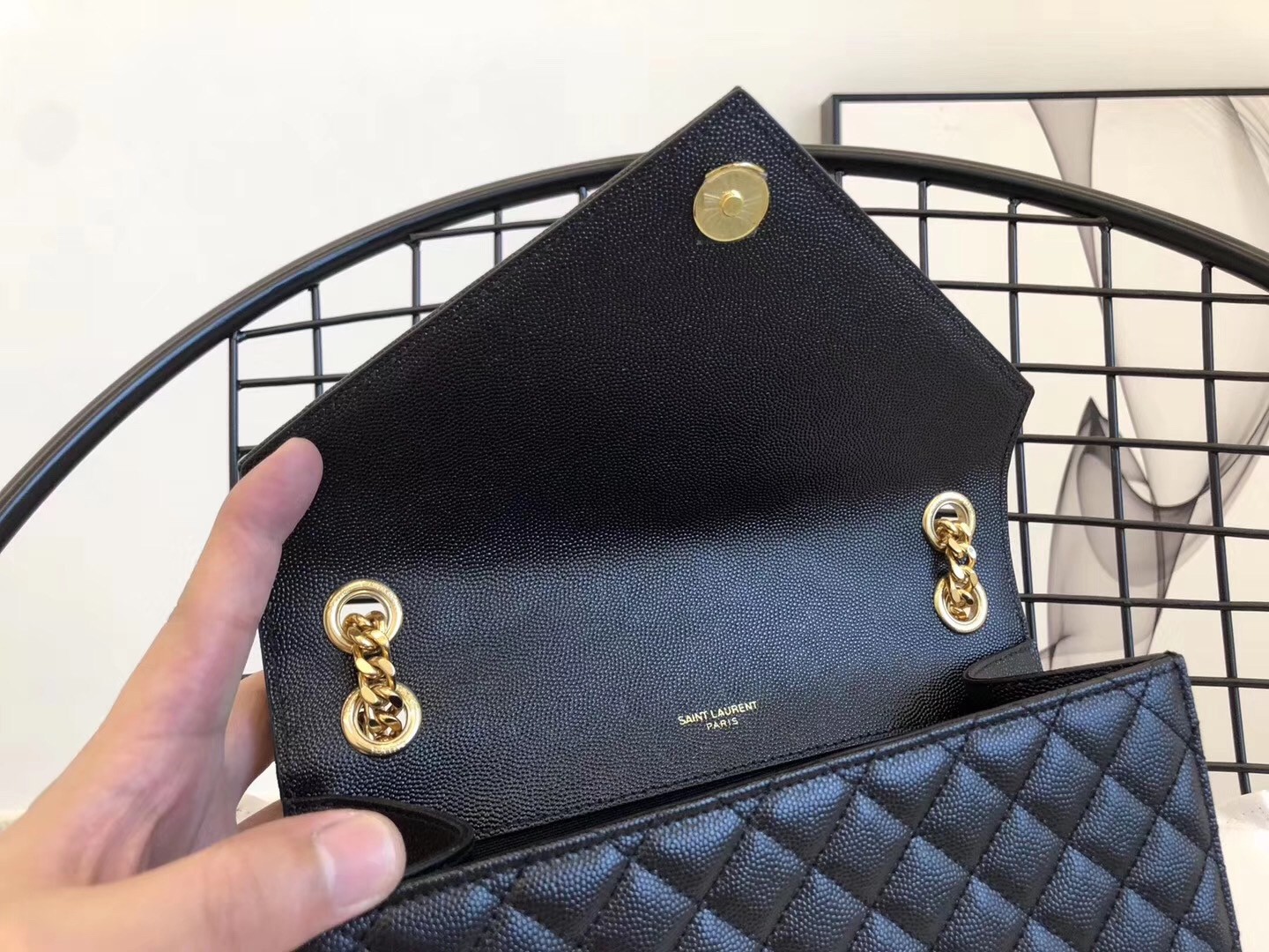 Sa**t Lau*nt medium envelope bag in black grained leather