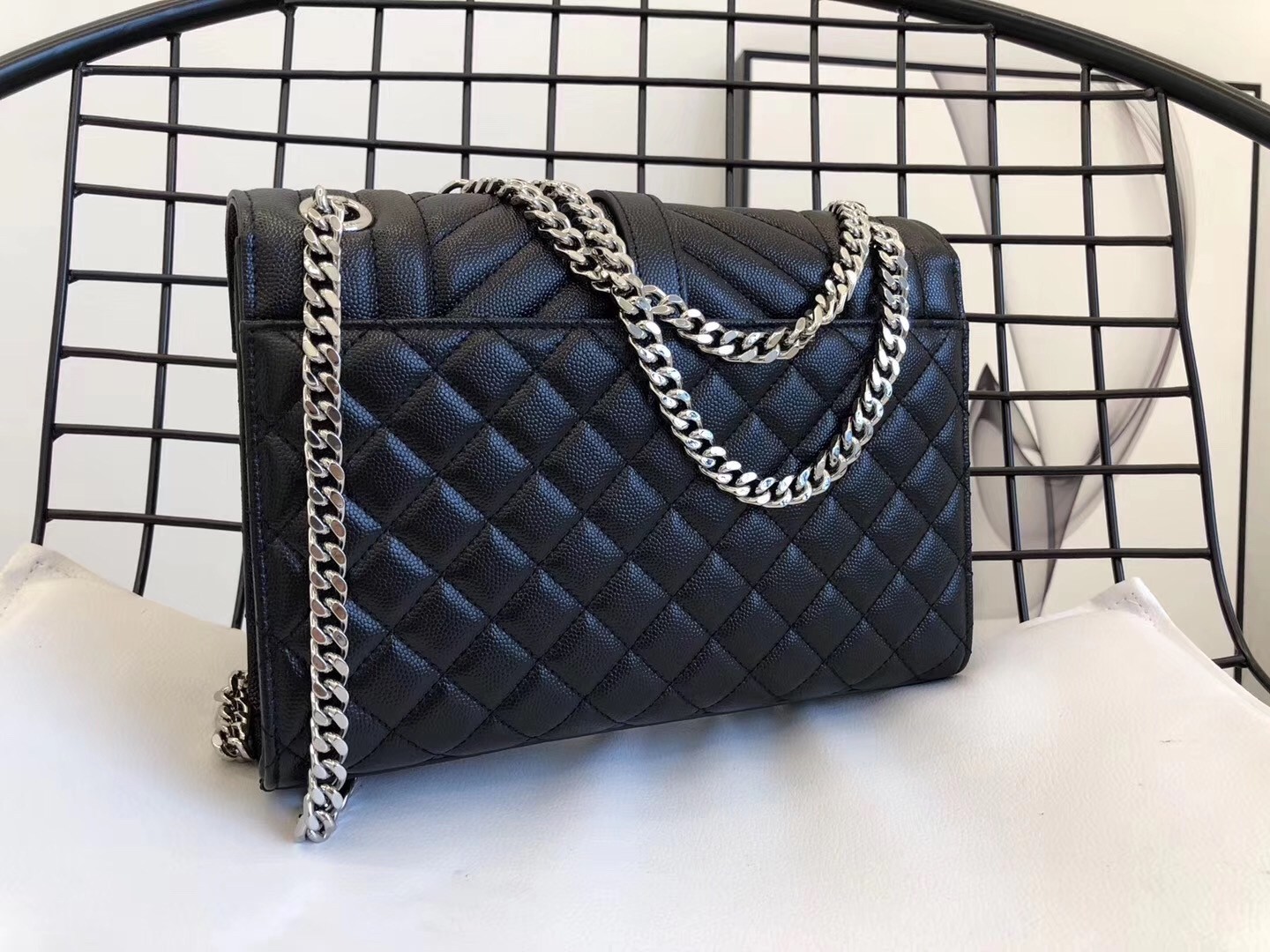 Sa**t Lau*nt medium envelope bag in noir grained leather