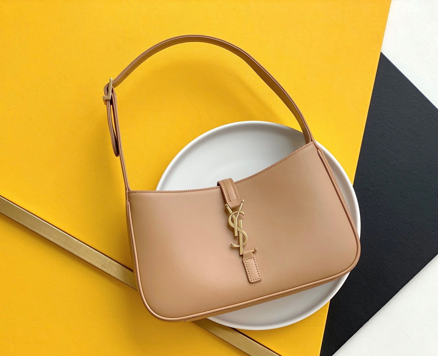Sa**t Lau*nt le 5 À 7 hobo bag in beige smooth leather