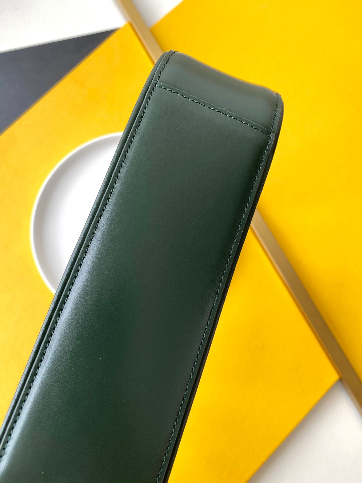 Sa**t Lau*nt le 5 À 7 hobo bag in green smooth leather