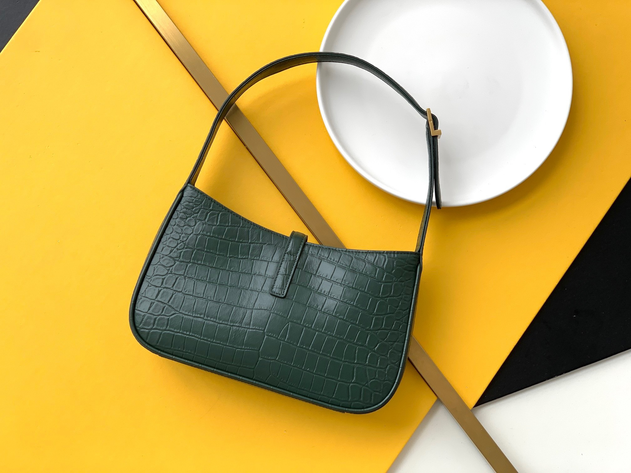 Sa**t Lau*nt le 5 À 7 hobo bag in green crocodile embossed leather