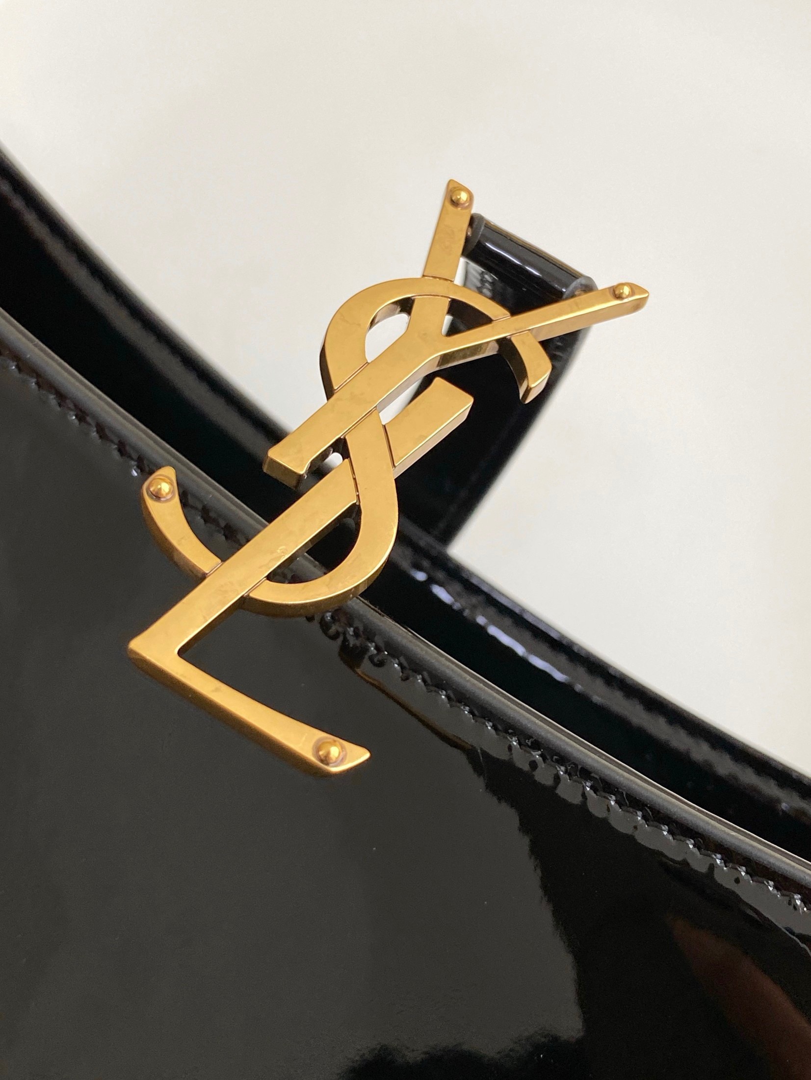 Sa**t Lau*nt le 5 À 7 hobo bag in black patent calfskin