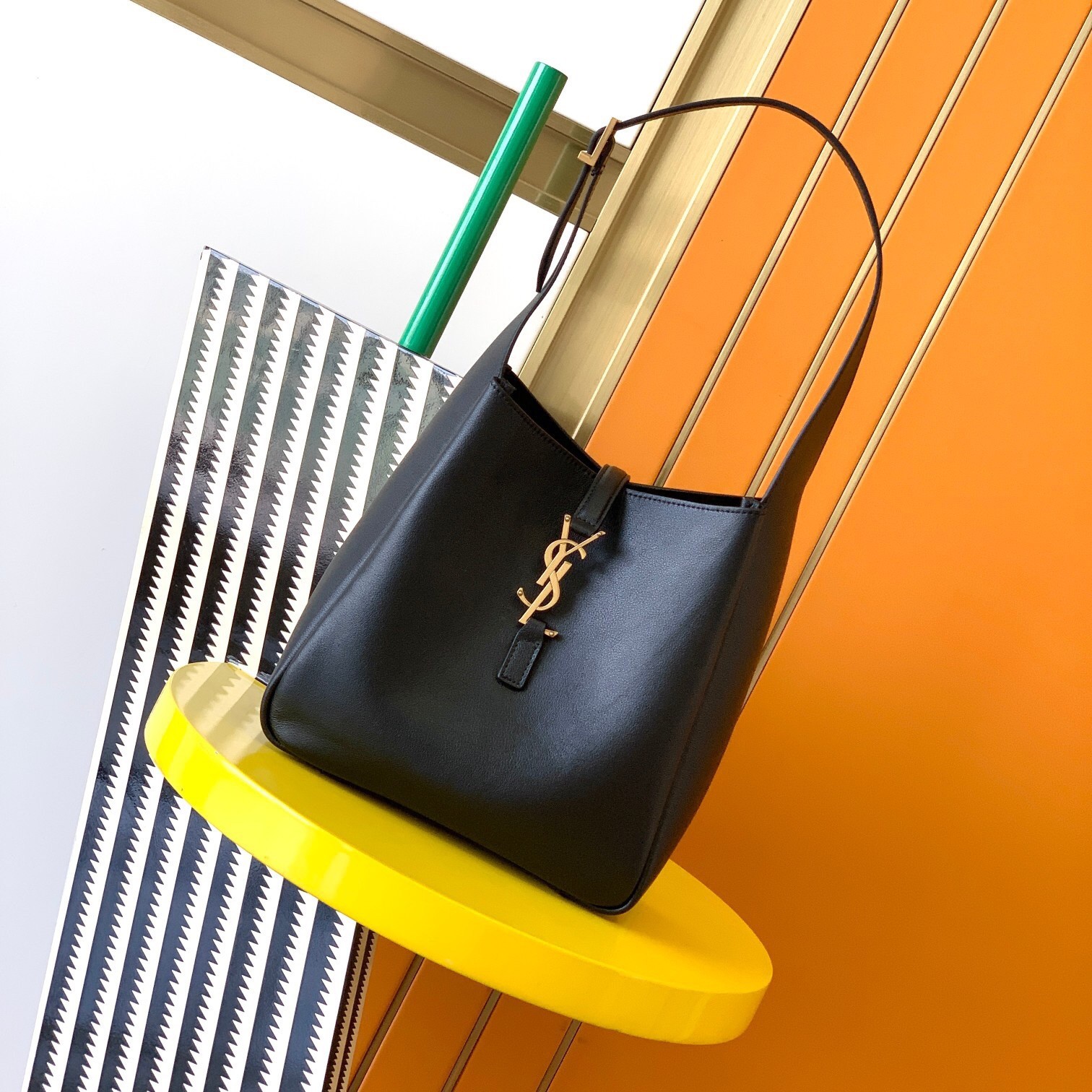 Sa**t Lau*nt le 5 À 7 soft small shoulder bag in black leather