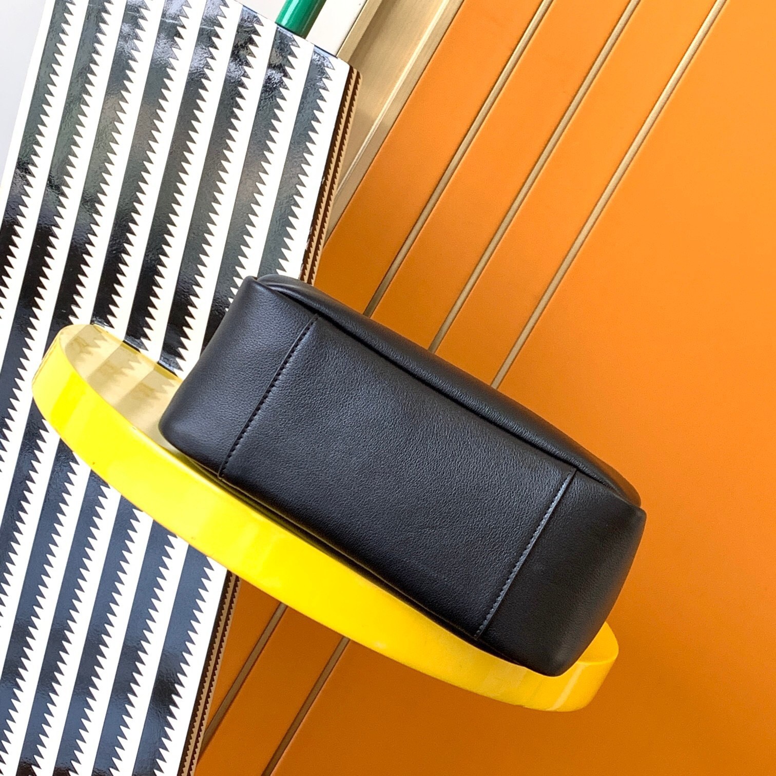 Sa**t Lau*nt le 5 À 7 soft small shoulder bag in black leather