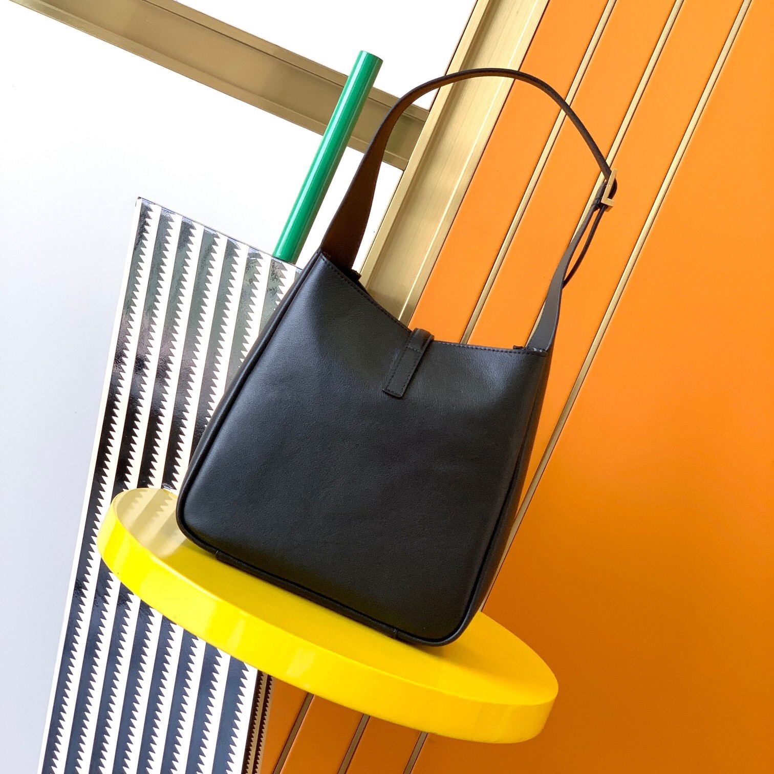 Sa**t Lau*nt le 5 À 7 soft small shoulder bag in black leather