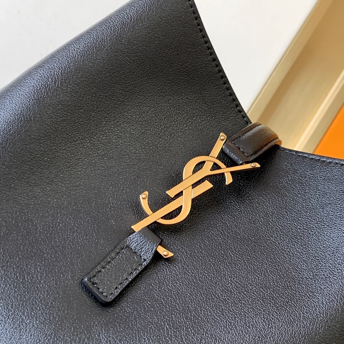 Sa**t Lau*nt le 5 À 7 soft small shoulder bag in black leather