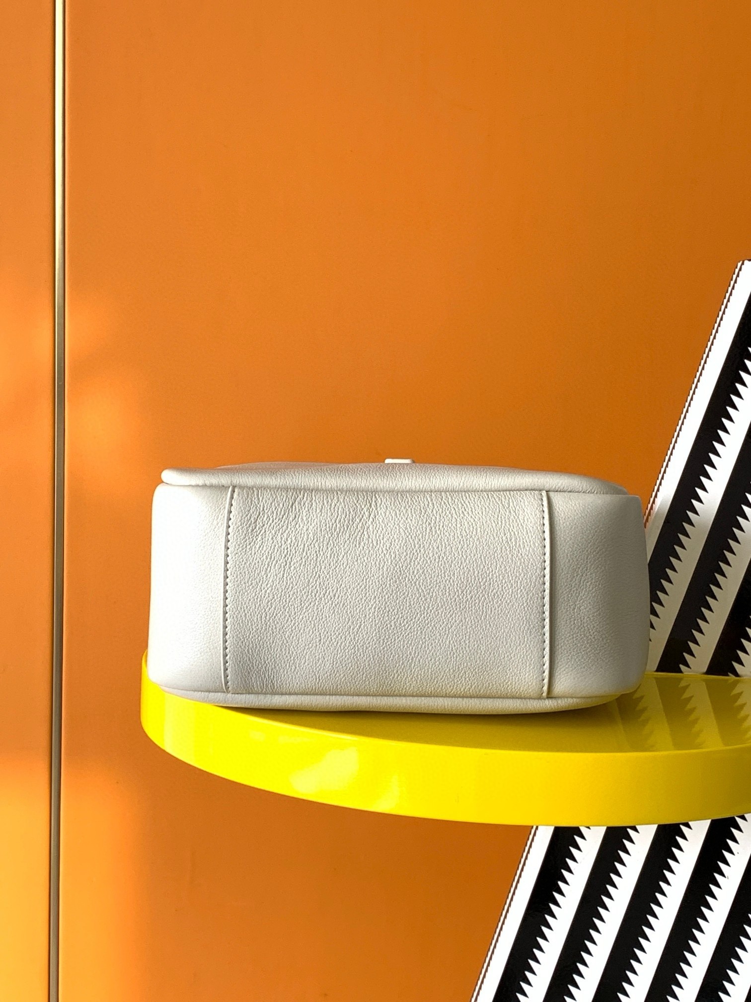 Sa**t Lau*nt le 5 À 7 s*pple small hobo bag in white leather