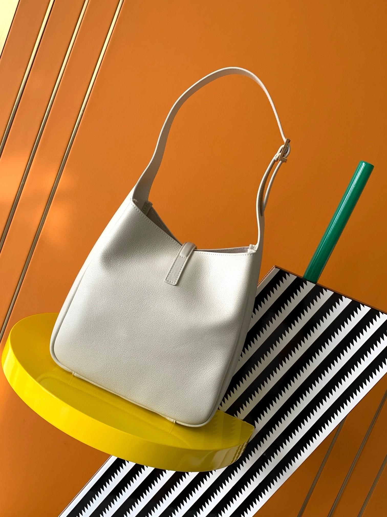 Sa**t Lau*nt le 5 À 7 s*pple small hobo bag in white leather
