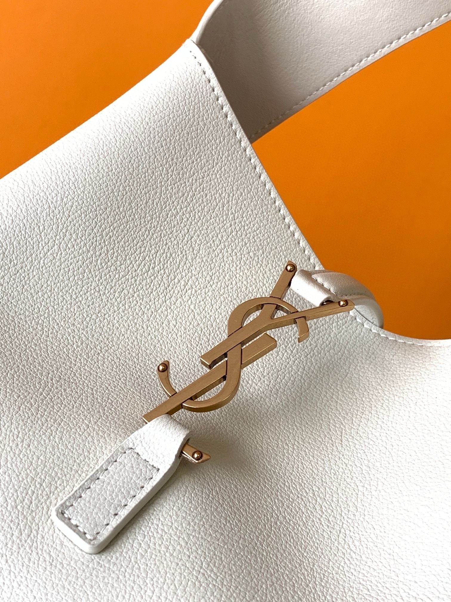 Sa**t Lau*nt le 5 À 7 s*pple small hobo bag in white leather