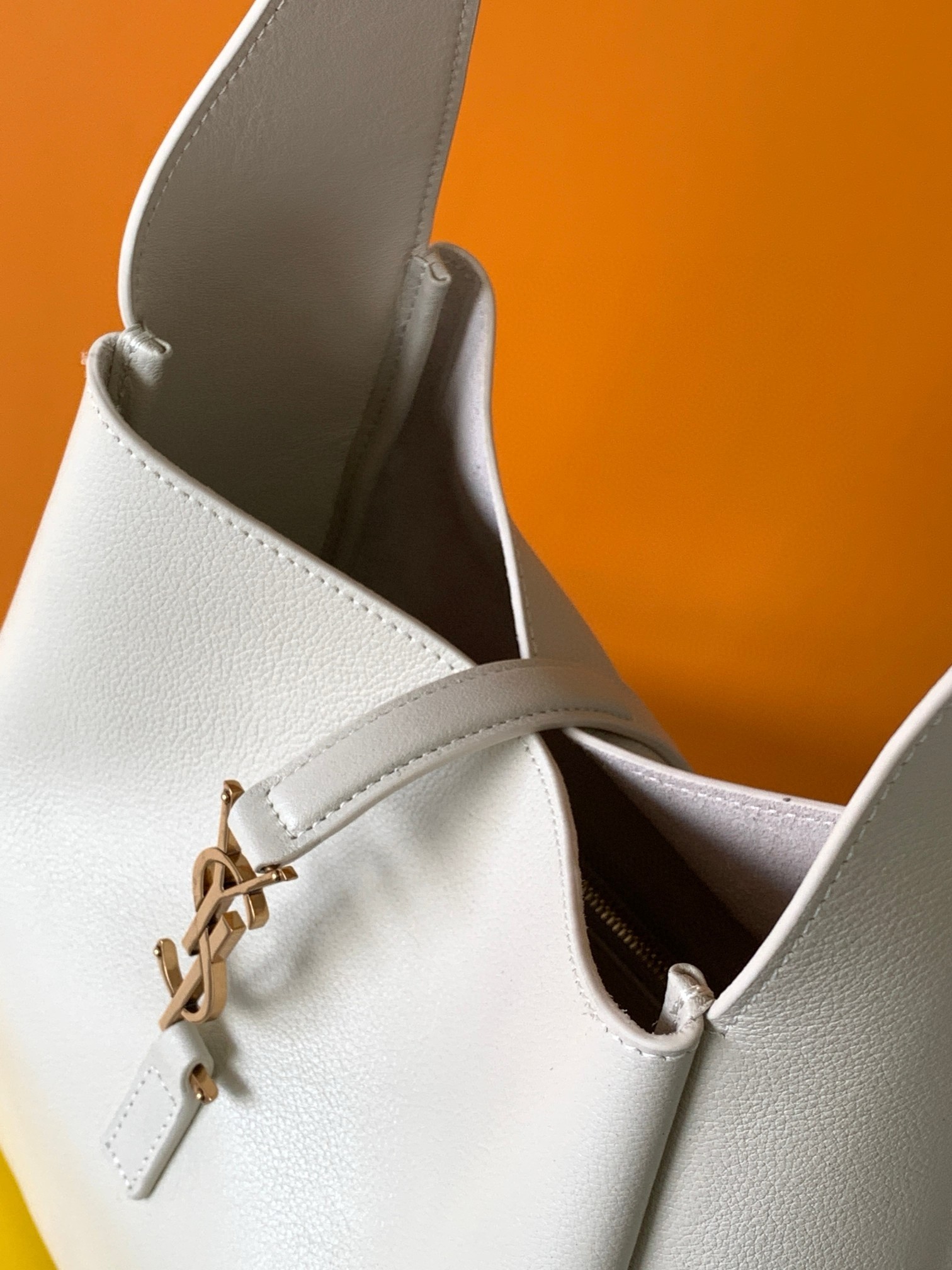 Sa**t Lau*nt le 5 À 7 s*pple small hobo bag in white leather