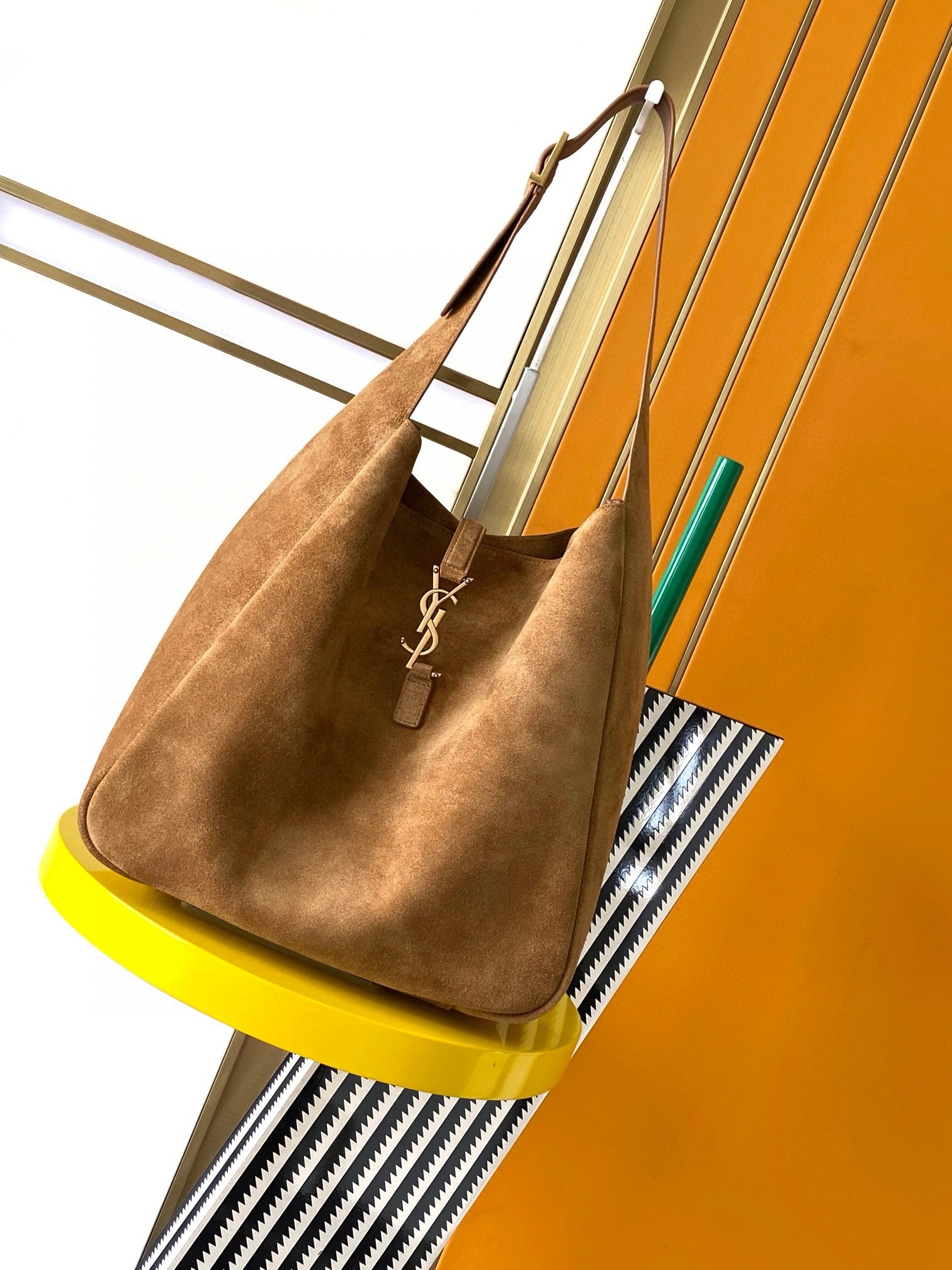 Sa**t Lau*nt le 5 À 7 s*pple large hobo bag in brown suede leather