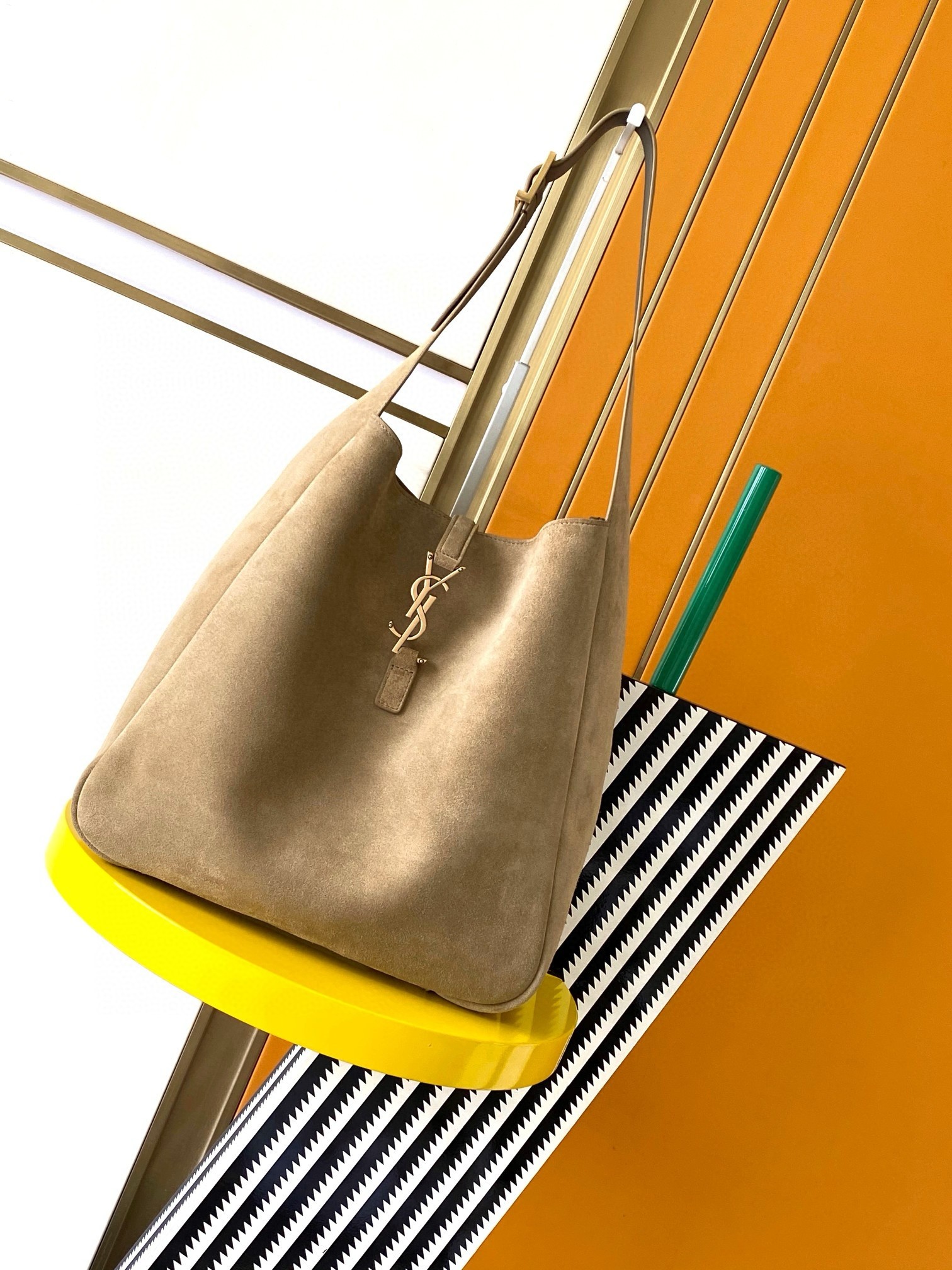 Sa**t Lau*nt le 5 À 7 s*pple large hobo bag in green suede leather