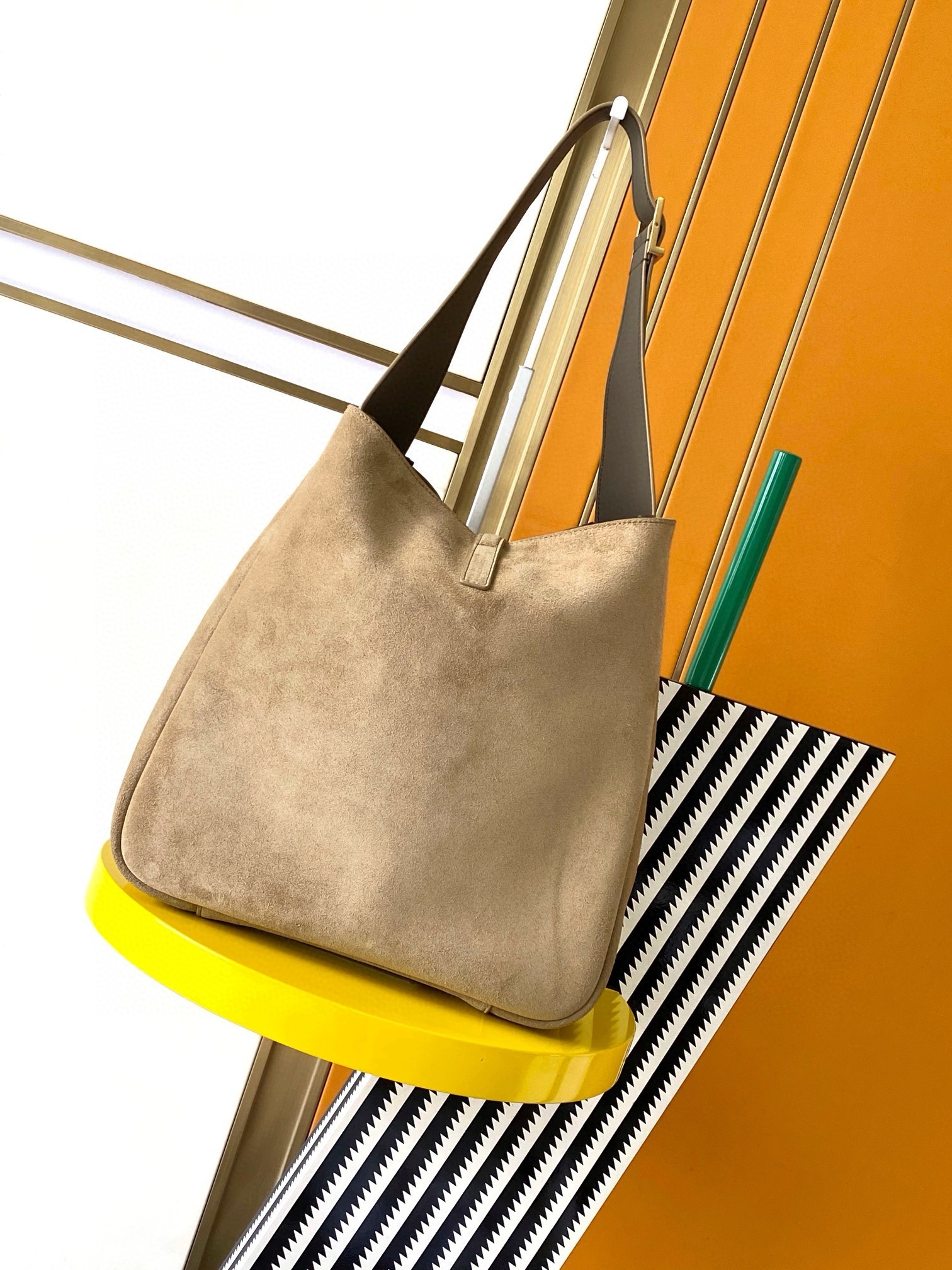 Sa**t Lau*nt le 5 À 7 s*pple large hobo bag in green suede leather