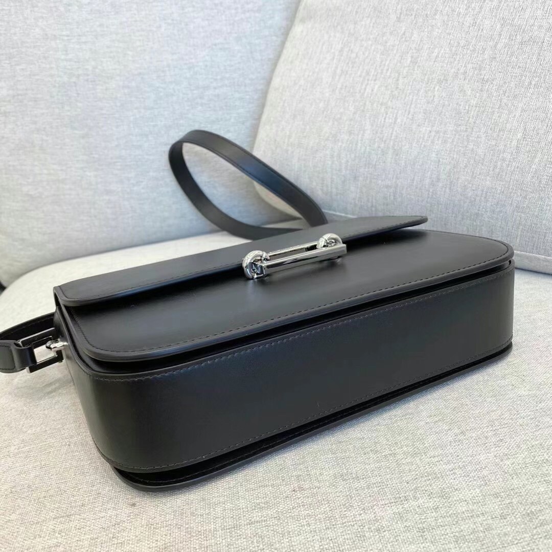 Sa**t Lau*nt le pave bag in black calfskin