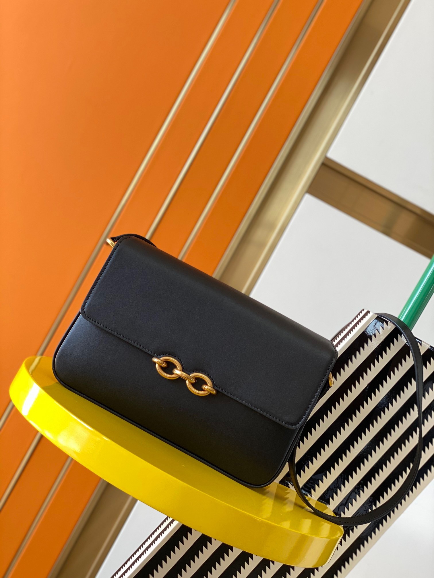 Sa**t Lau*nt le maillon bag in black calfskin