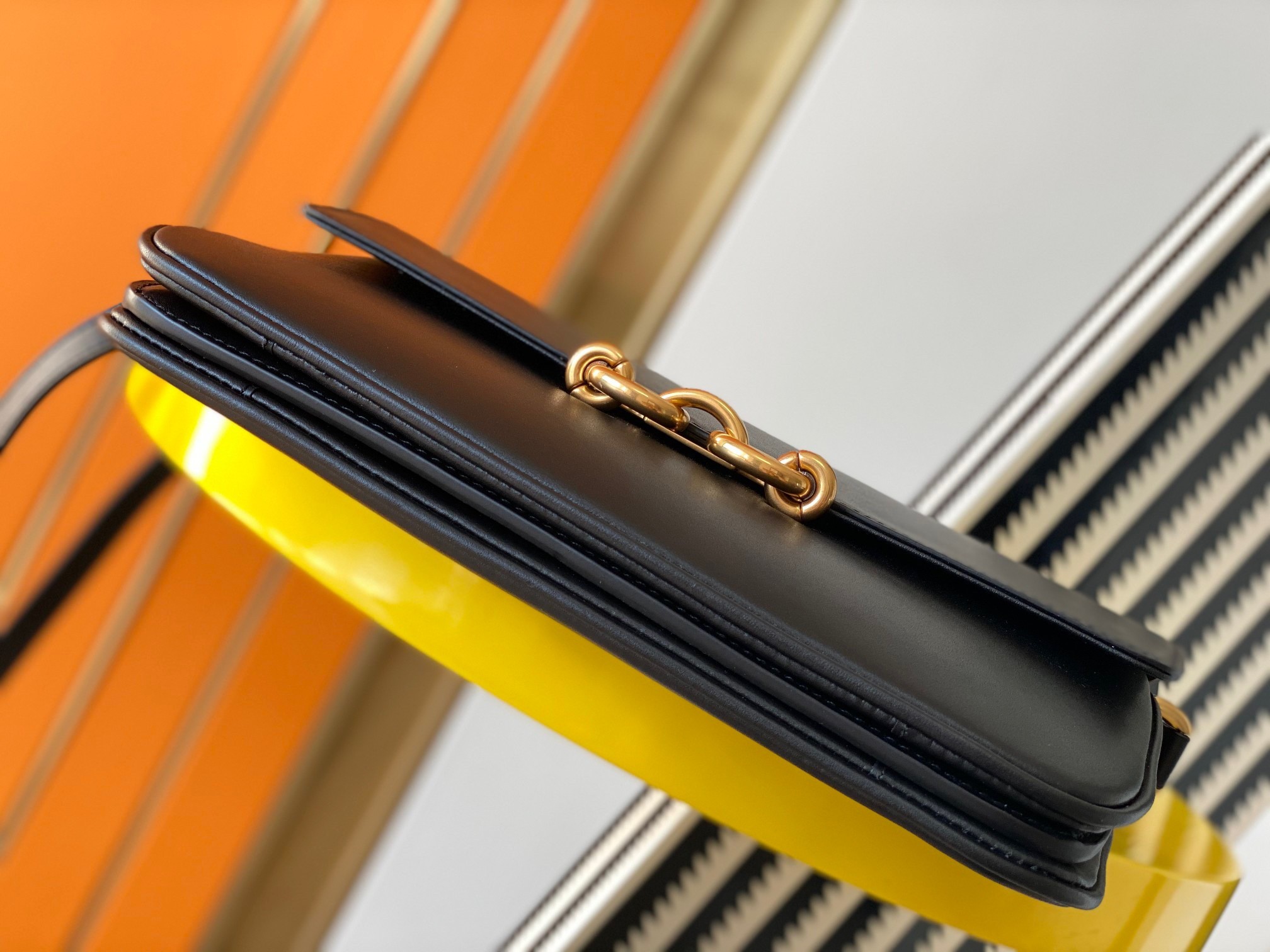 Sa**t Lau*nt le maillon bag in black calfskin