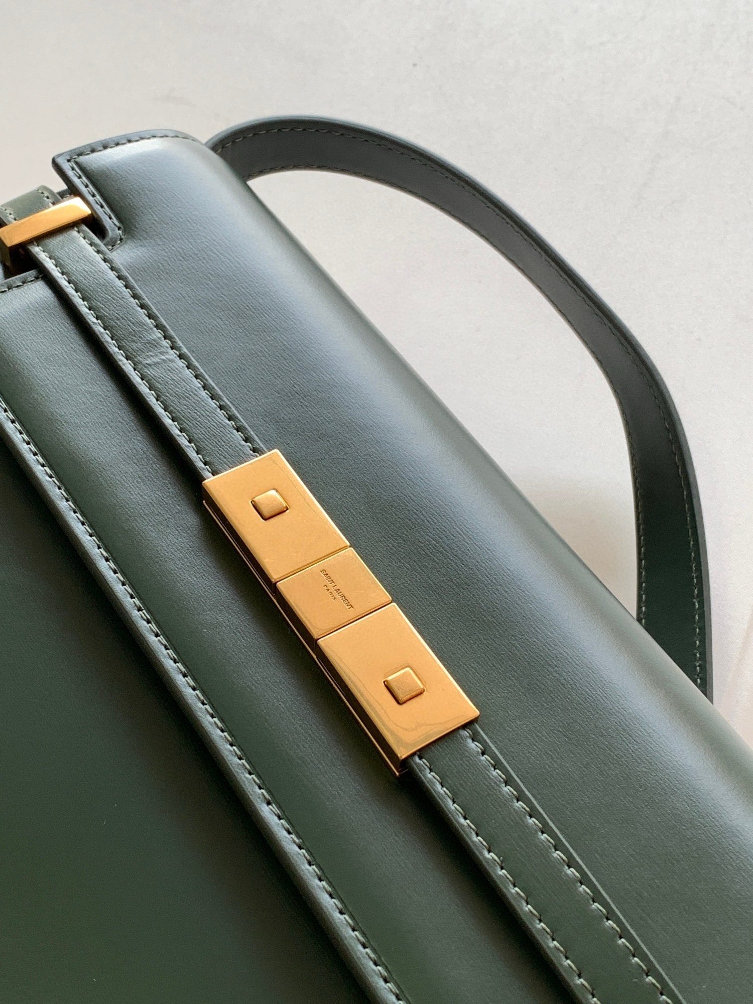 Sa**t Lau*nt manhattan medium shoulder bag in green calfskin