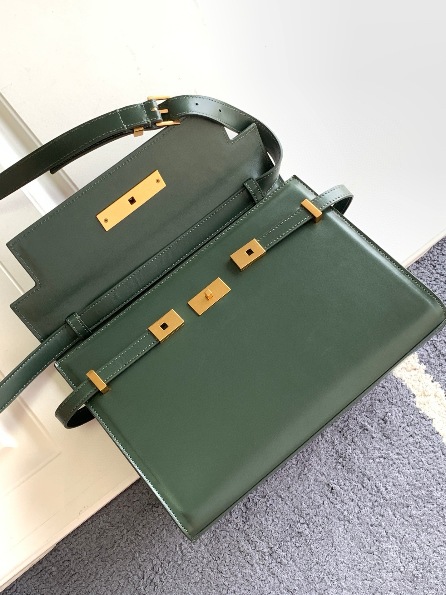 Sa**t Lau*nt manhattan medium shoulder bag in green calfskin