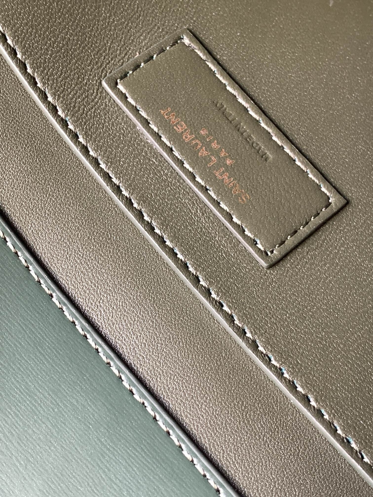 Sa**t Lau*nt manhattan medium shoulder bag in green calfskin